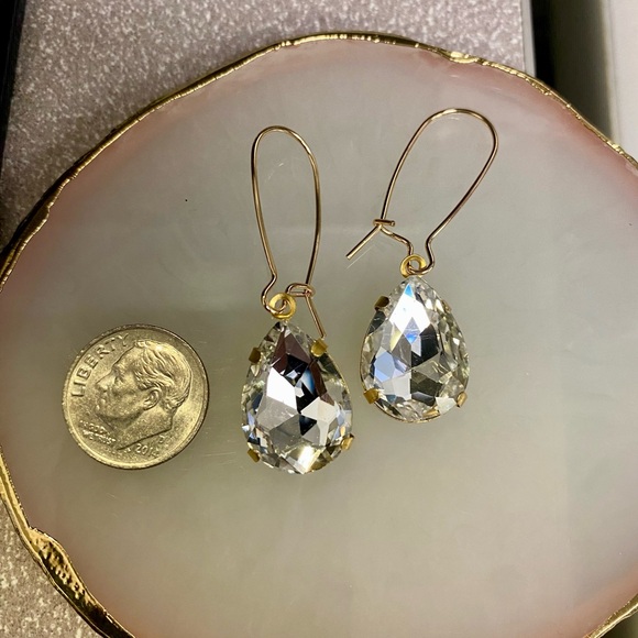 Long kidney wire sparkly clear drop earrings - Picture 3 of 4